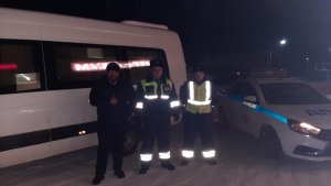Нижегородские полицейские спасли граждан, замерзающих в сломанном микроавтобусе